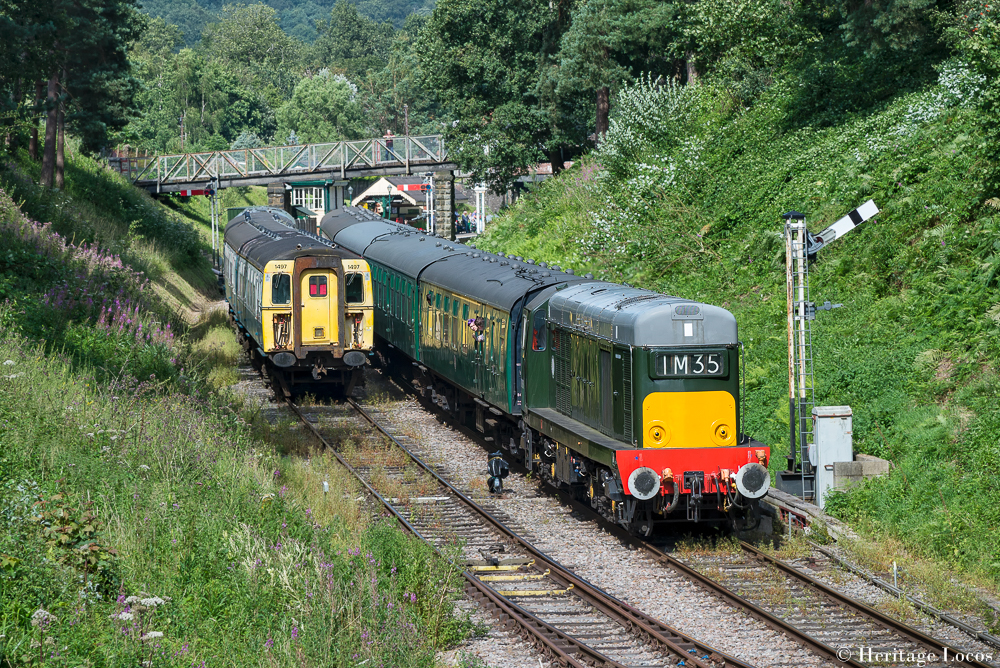 D8188 departing Groombridge towards Eridge passing 31420 in the loop with a Tunbridge Wells bound service.